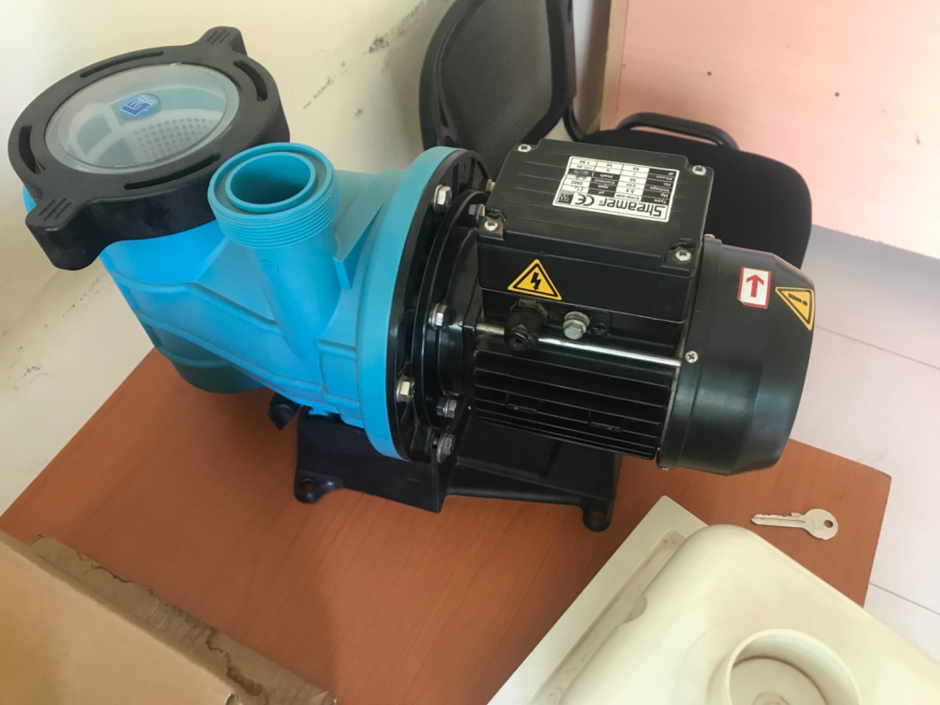 Swimming pool water pump